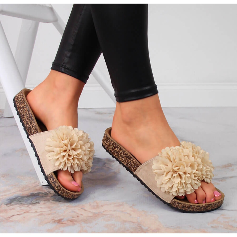 Női bézs Jezzi papucs virággal 1