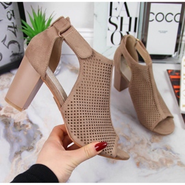 Női szandál tépőzáras bézs Sabatina színnel 1