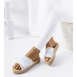 Fehér papucs a Susanna emelvényen 1