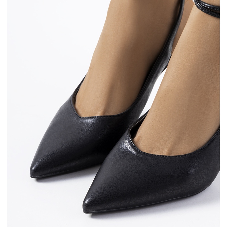 Fekete fűzős sarkú Latvala márka 1