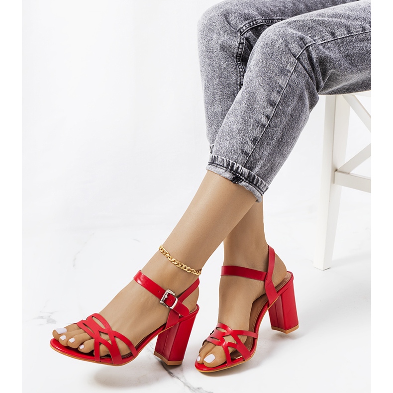 Piros szandál egy Dolling oszlopon 1