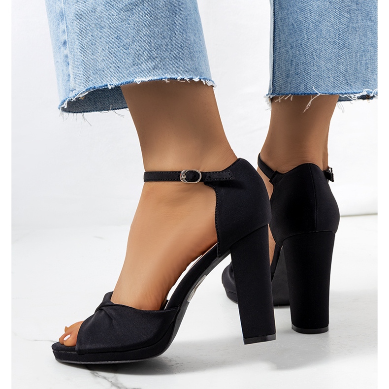 Fekete szandál a Larana poszton 1