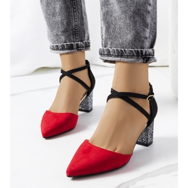 Piros és fekete pumpák a Kittie poszton 1