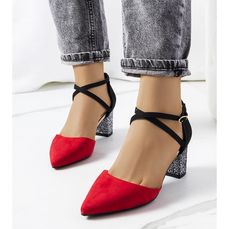 Piros és fekete pumpák a Kittie poszton 1