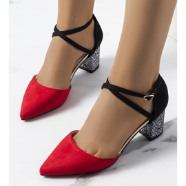 Piros és fekete pumpák a Kittie poszton 2