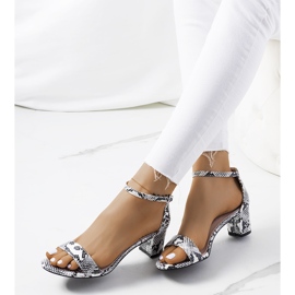 Fehér szandál egy oszlopon Azevedo kígyó motívummal 1