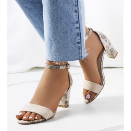 Bézs szandál Ragland oszlopon 1