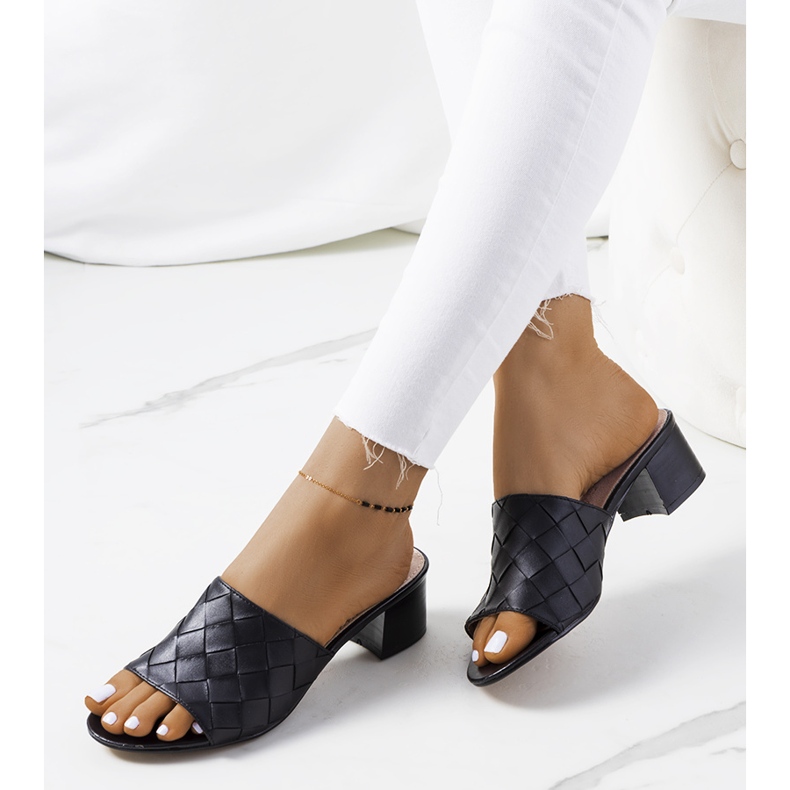 Fekete szőtt papucs a verduni poszton 1