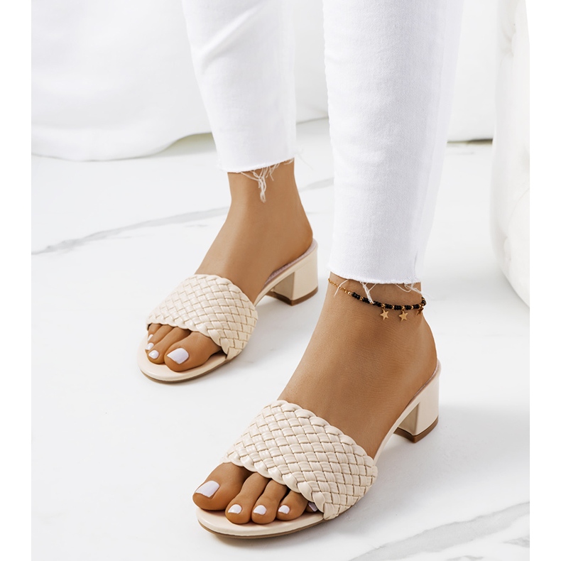 Bézs színű szőtt papucs a Verdun poszton 1