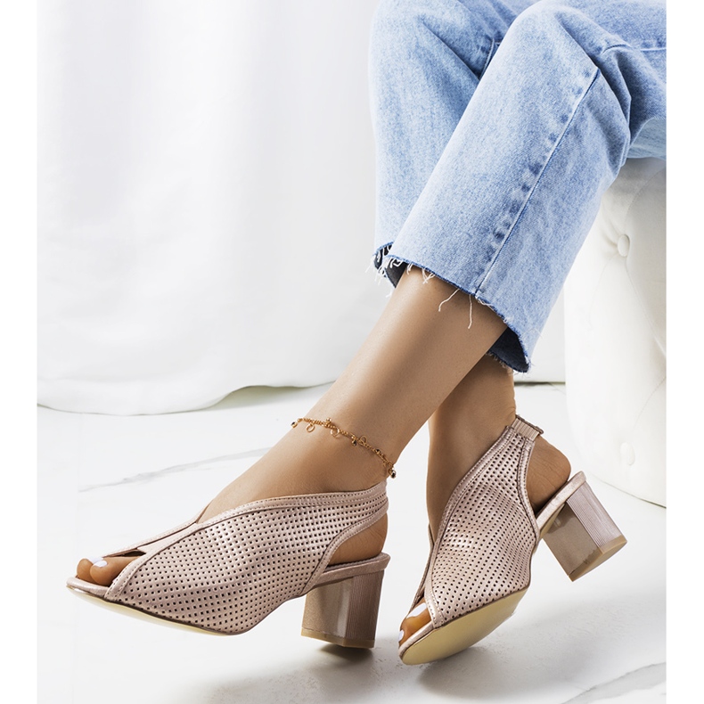 Rohanós rózsaszín áttört szandál aranysárga 1