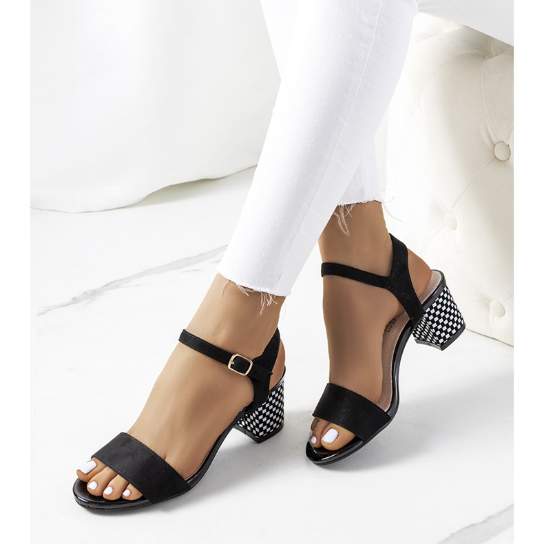 Fekete szandál egy harbini oszlopon 1