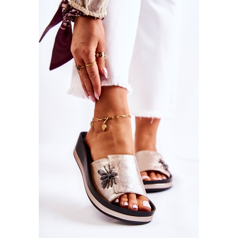 Vinceza Divatos női papucs aranylyuk díszítéssel aranysárga 2 Vinceza Divatos női papucs aranylyuk díszítéssel aranysárga 2