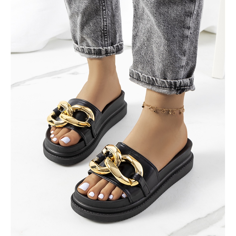 Fekete papucs a Berloz platformon 1