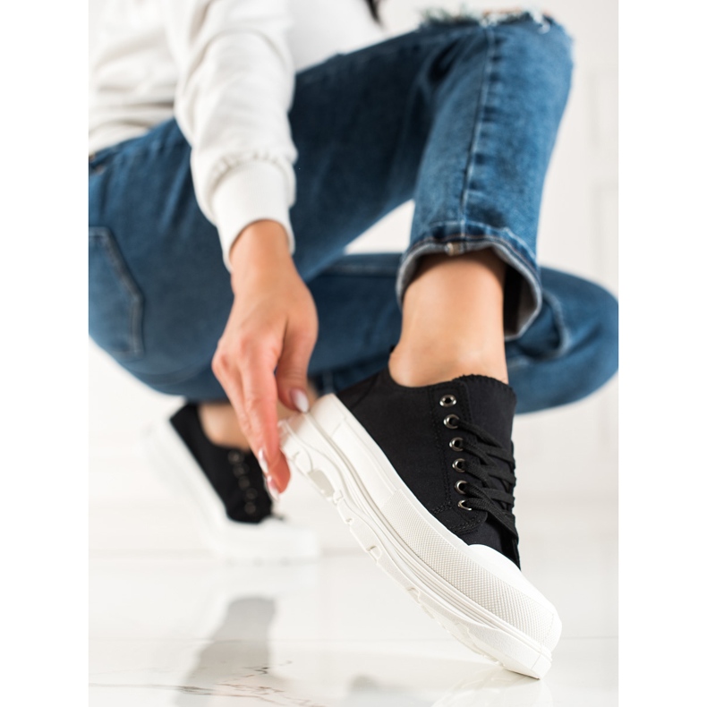 TRENDI Fekete cipők a platformon 1