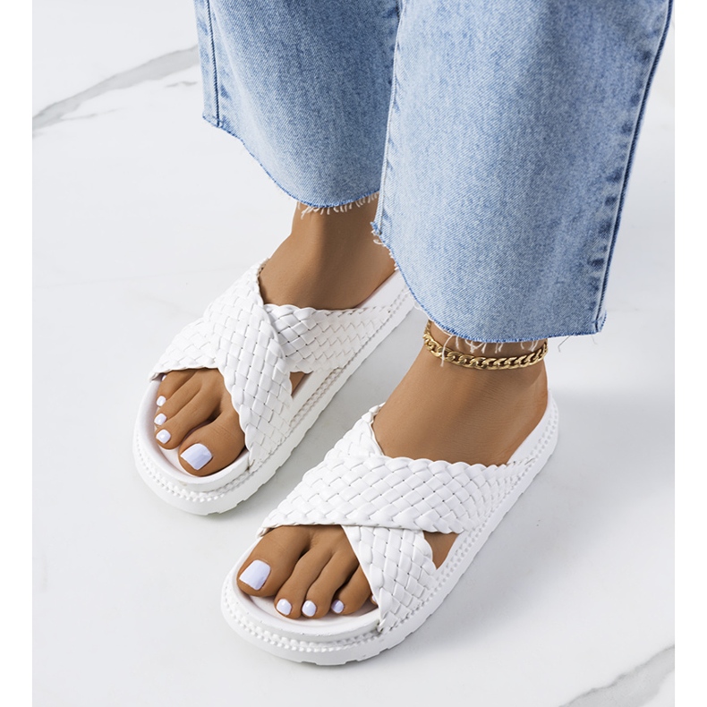 Fehér papucs a Bierings platformon 1