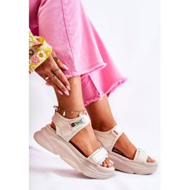 PE1 Női szandálok a bézs terrina platformon 2
