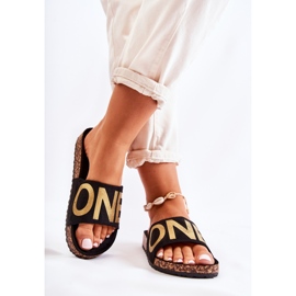 PE1 Klasszikus felcsúsztatható papucs fekete és arany Bahari felirattal 2