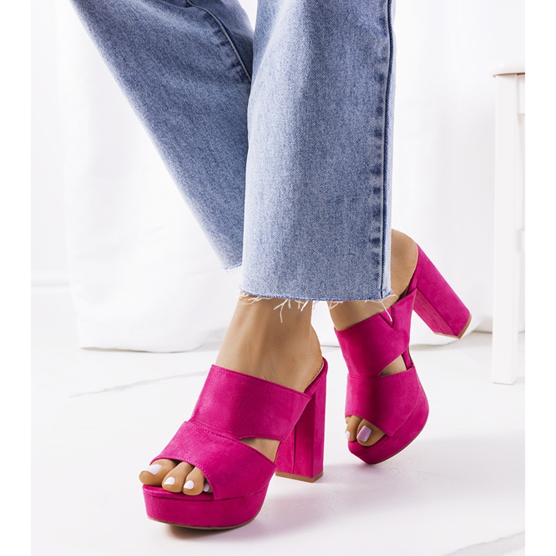 Rózsaszín papucs a Horn oszlopon 1