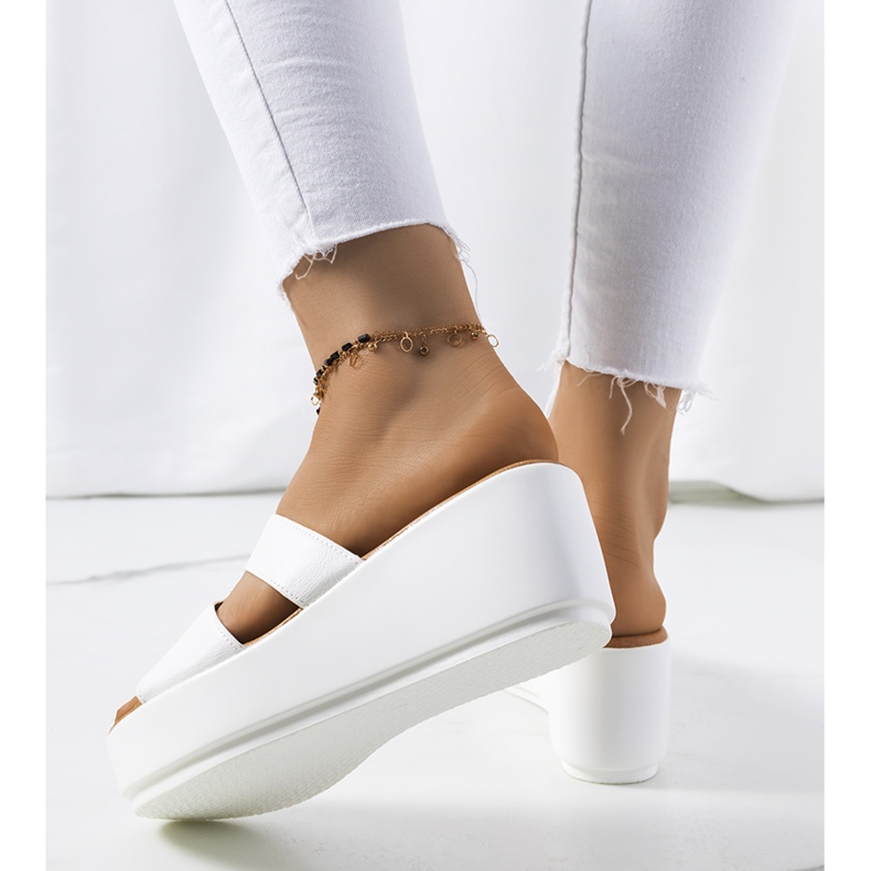 Fehér papucs a Duffel platformon 1