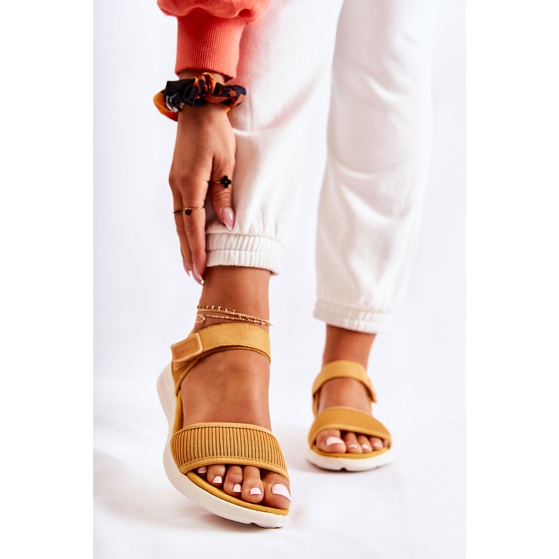 PE1 Kényelmes női szandál tépőzárral, sárga Sidney 1