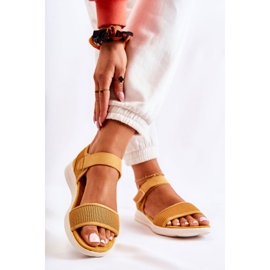 PE1 Kényelmes női szandál tépőzárral, sárga Sidney 2