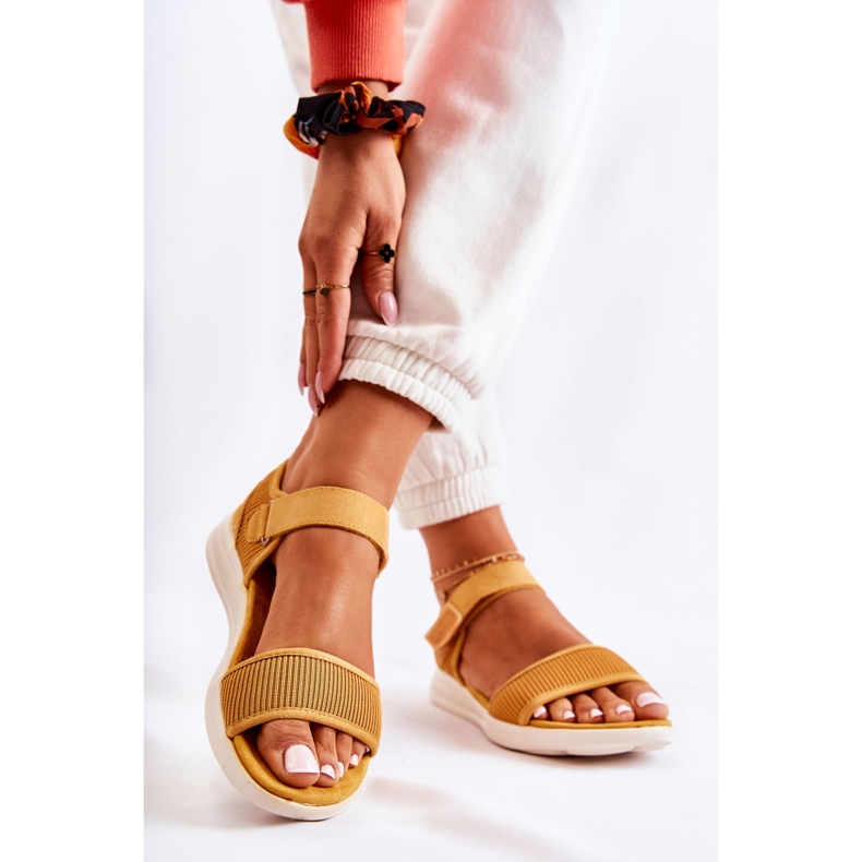 PE1 Kényelmes női szandál tépőzárral, sárga Sidney 2