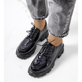 Fekete lakkozott női cipő a Donker cégtől 1