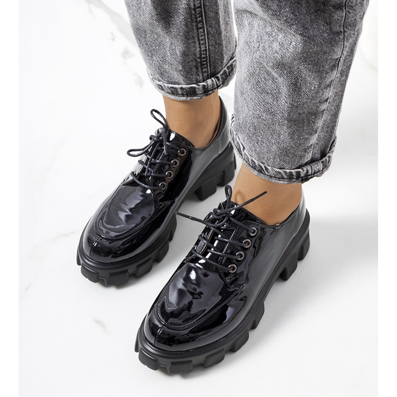 Fekete lakkozott női cipő a Donker cégtől 1