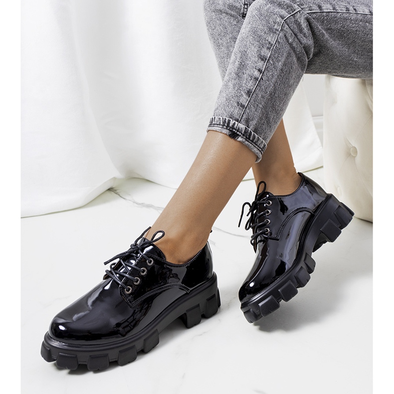 Fekete lakkozott cipő traktor talpon Wind 1