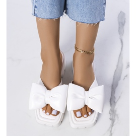 Fehér papucs a Platt traktor talpán 1 Fehér papucs a Platt traktor talpán 1