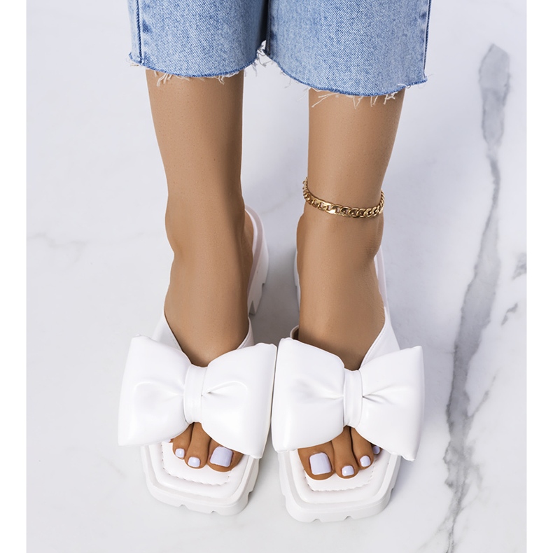 Fehér papucs a Platt traktor talpán 1 Fehér papucs a Platt traktor talpán 1