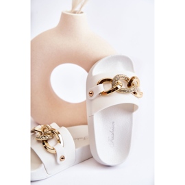 FK1 Gyerek gumipapucs dekoratív lánccal, fehér Suzie 2