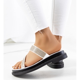 Fehér szandál az Ossel platformon 2 Fehér szandál az Ossel platformon 2