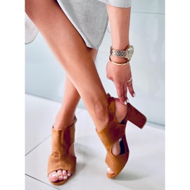 Stacy Camel magas sarkú áttört szandál barna 1