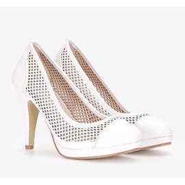 Fehér pumpák egy Friar sarkon 1