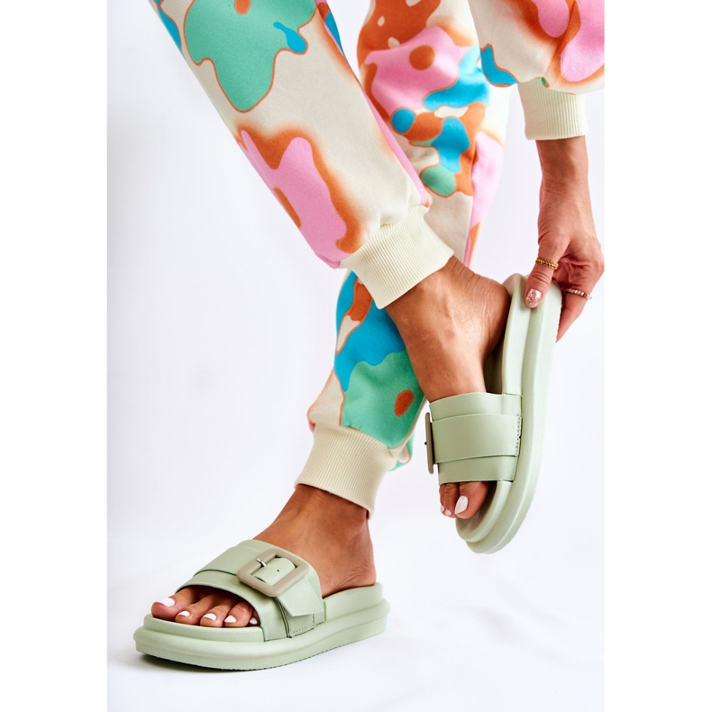 Női zöld papucs csattal Devia 1