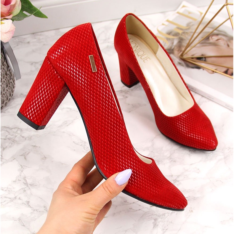 Szivattyúk a poszton piros Monique 1