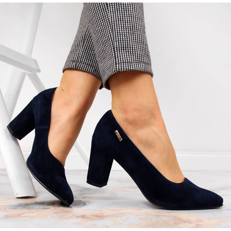 Női pumpák Monique sötétkék posztján 1