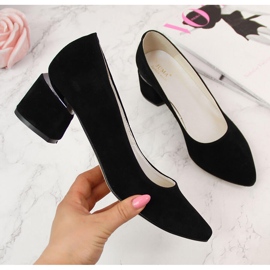 Pumpák egy dekoratív fekete Juma velúr blokkon 2