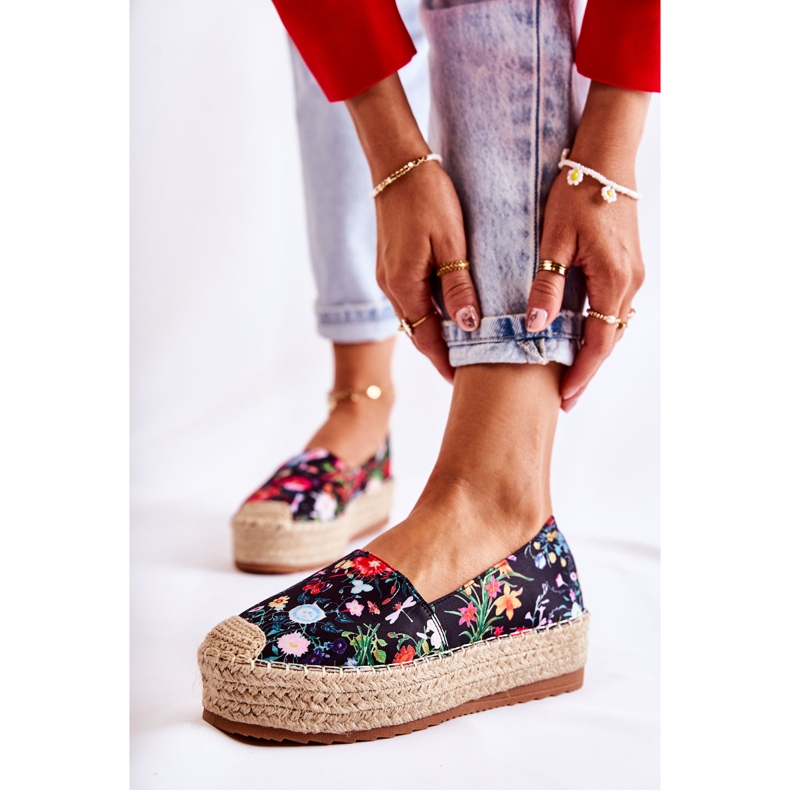 FS3 Divatos felcsúsztatható espadrillák fekete morice virágokkal sokszínű 1