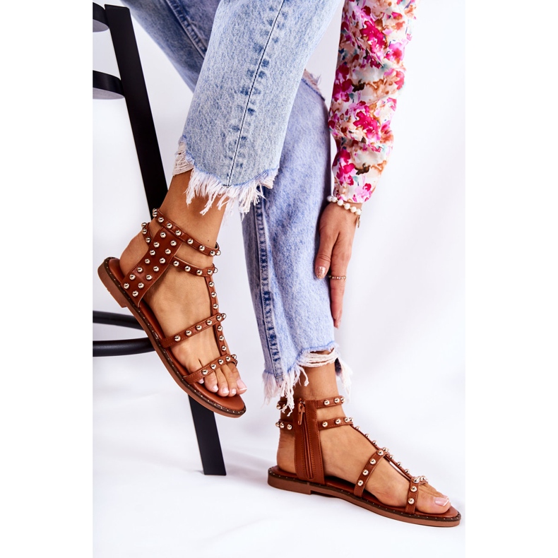 PG1 Női szandál szegecsekkel Barna Cavos 1