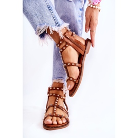 PG1 Női szandál szegecsekkel Barna Cavos 2