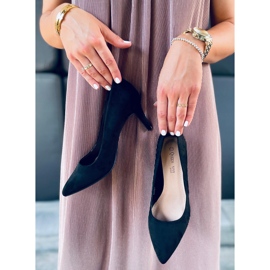 Pumpák egy Susan Black tűsarkún fekete 2