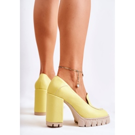 PA2 Divatos szivattyúk egy hatalmas sárga Margott platformon 2