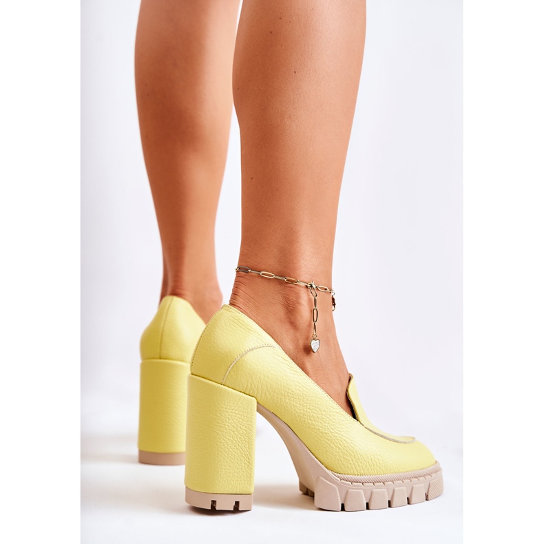 PA2 Divatos szivattyúk egy hatalmas sárga Margott platformon 2