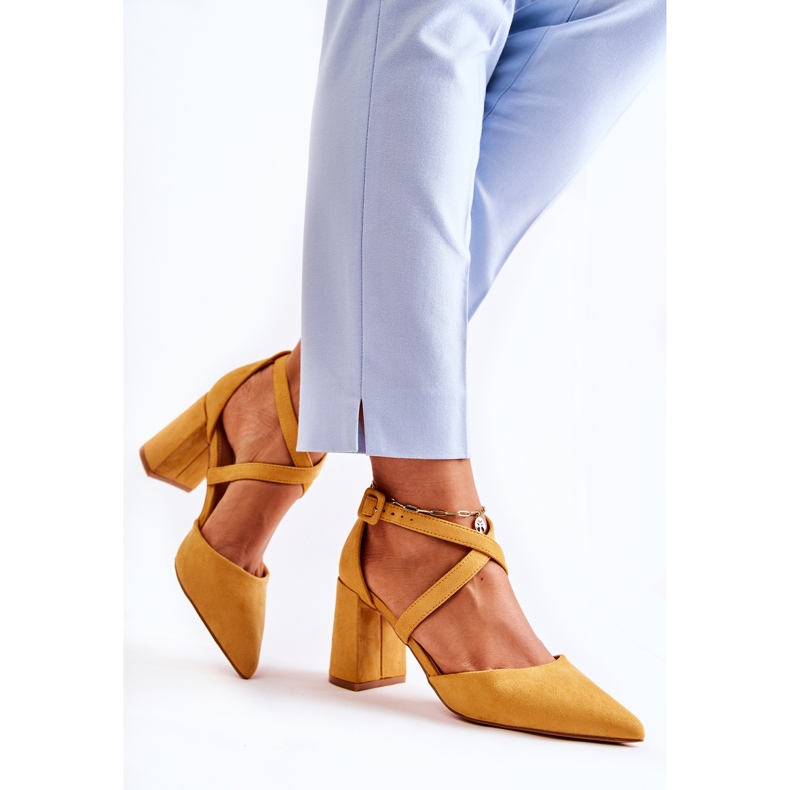 FB1 Divatos Szandálok Egy Sárga Sinari Bar 2