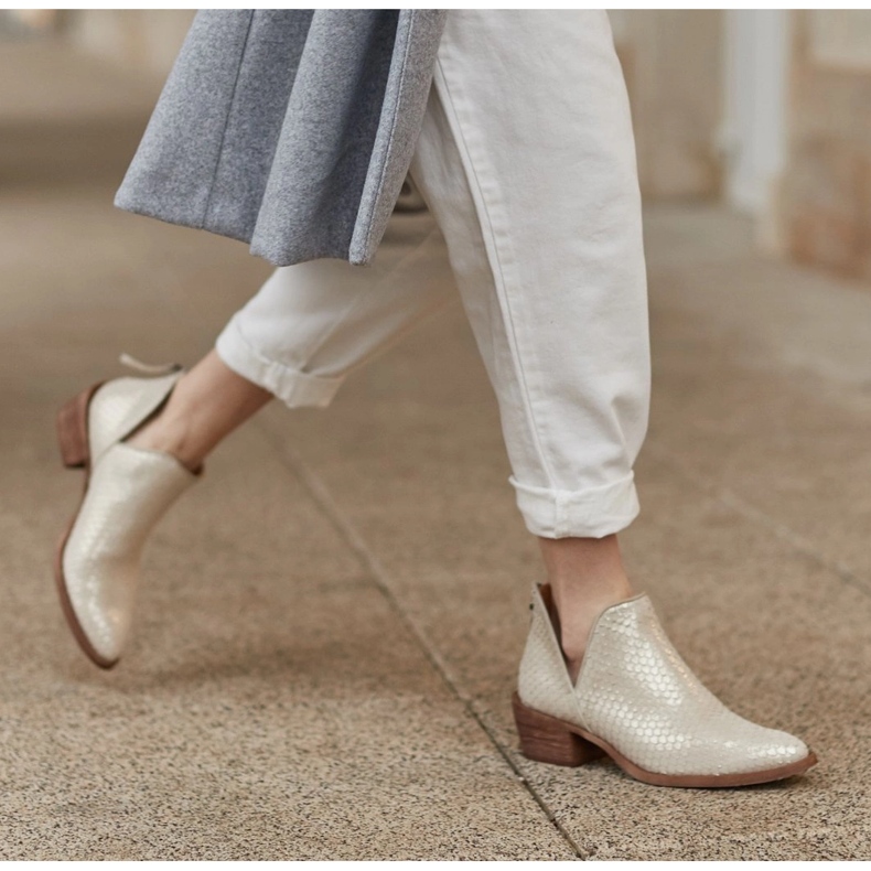 Marco Shoes Természetes velúr bokacsizma V-szabással aranysárga 1