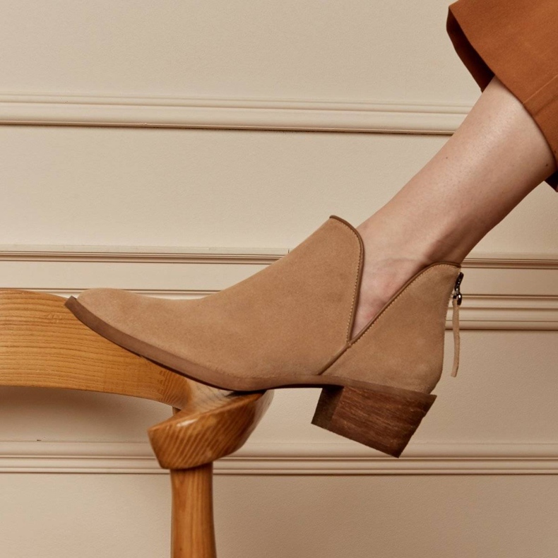 Marco Shoes Bézs színű, természetes velúrból készült csizma, V-szabással 1