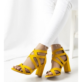 Sárga szandál egy Maddox oszlopon 1