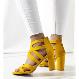 Sárga szandál egy Maddox oszlopon 2